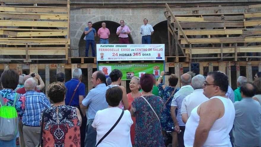 Concentración en la Plaza Mayor de Fermoselle.