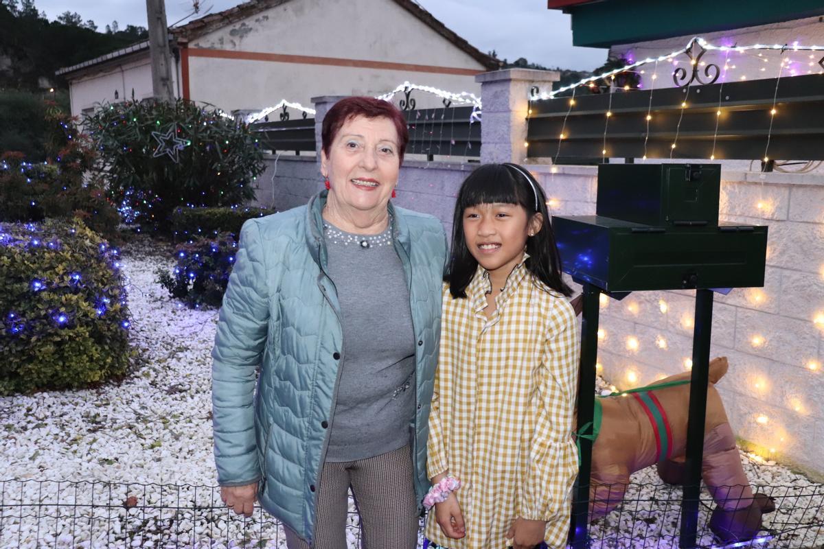 Carmen y su nieta, junto a un buzón para las cartas de los niños a Papá Noel y los Reyes Magos.