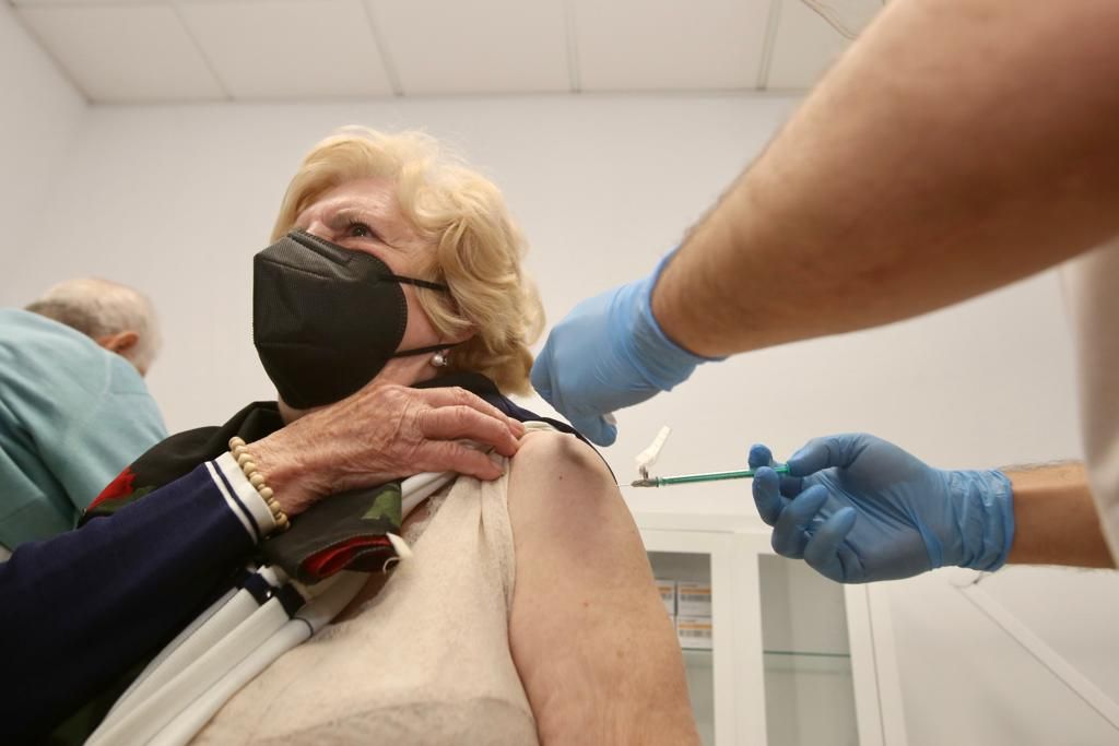 Vacunación de mayores de 80 años en el centro de salud de Plaza América