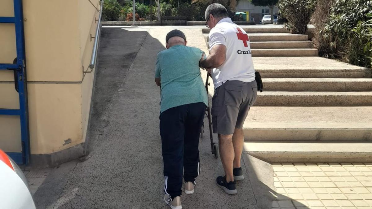 Cruz Roja en Canarias traslada a 49 personas con movilidad reducida para que puedan ejercer su derecho al voto.