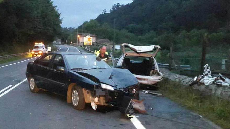 Los vehículos accidentados a la salida de Infiesto.