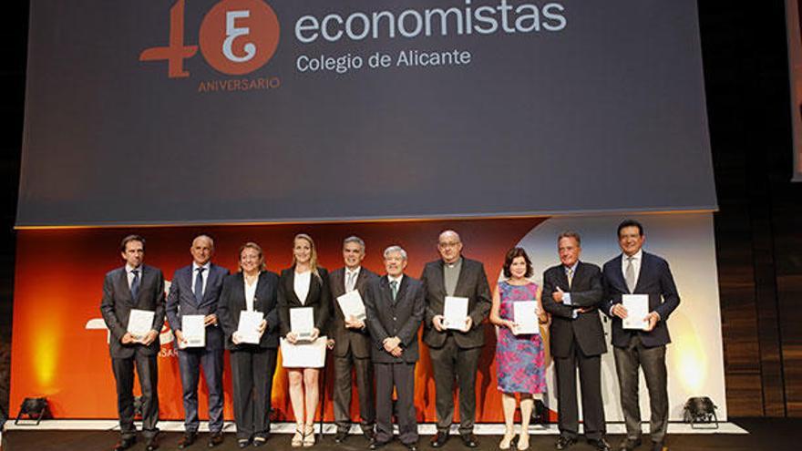 Foto de familia con los premiados de la I Premios Economistas Alicante con el presidente del Colegio, Francisco Menargues (en el centro) en el auditorio de la EUIPO.