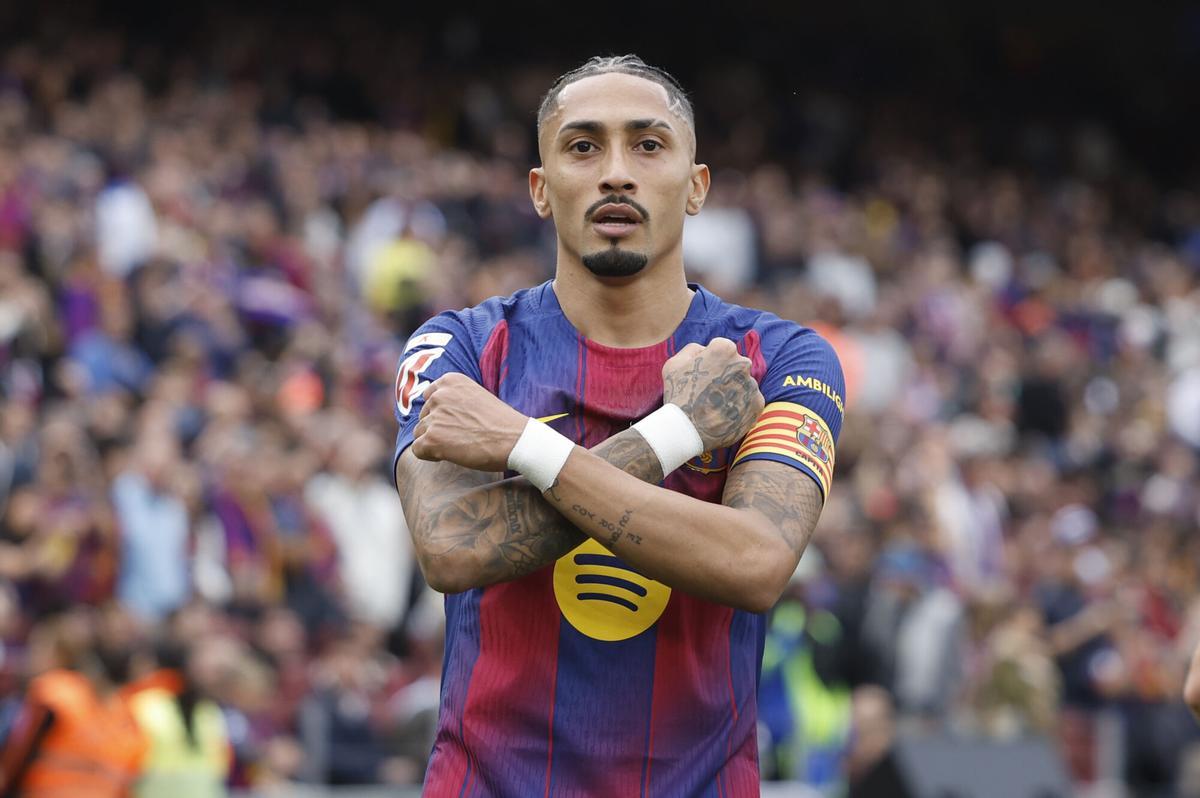 El delantero brasileño del FC Barcelona Raphinha celebra tras anotar el 1-0 durante el partido de LaLiga entre el Barcelona y el Sevilla disputado en el Camp Nou en Barcelona, este domingo. EFE/ Alberto Estevez