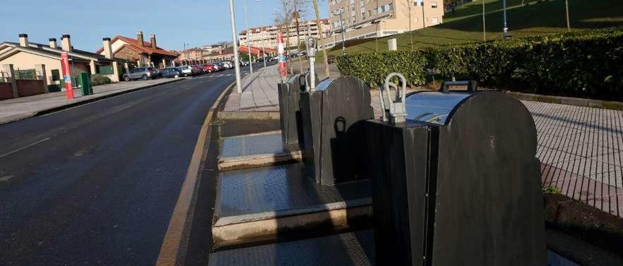 Contenedores de recogida selectiva en la calle Margarita Nelken.