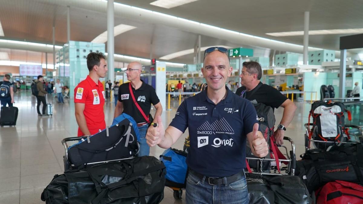 Sergi Mingote en el aeropuerto de El Prat antes de coger el avión que le llevará a Pakistán