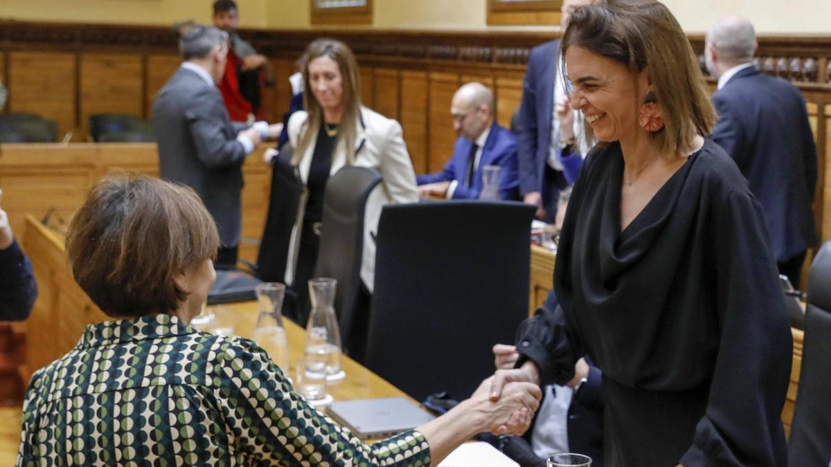Carmen Moriyón, saludando a María Mitre.