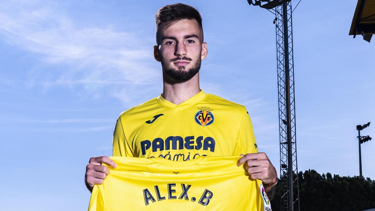 Álex Baena posa con la camiseta del Villarreal.