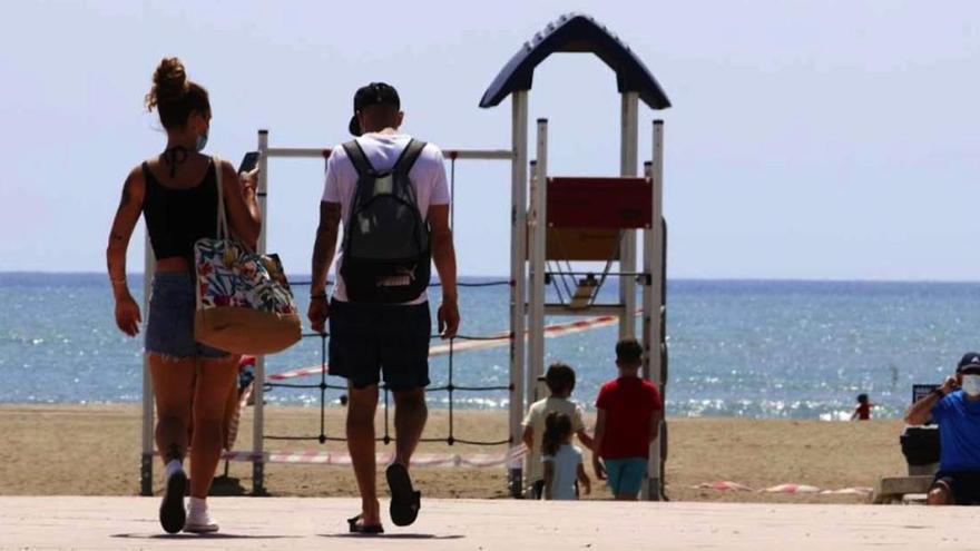 Dos jóvenes bajan a la playa, este viernes en Málaga.
