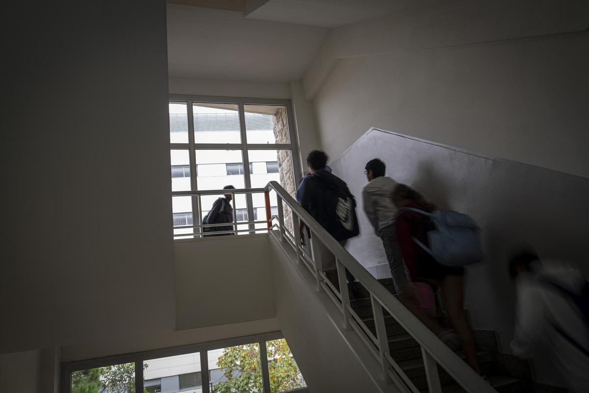 Alumnos de un instituto de Barcelona acuden a clase.