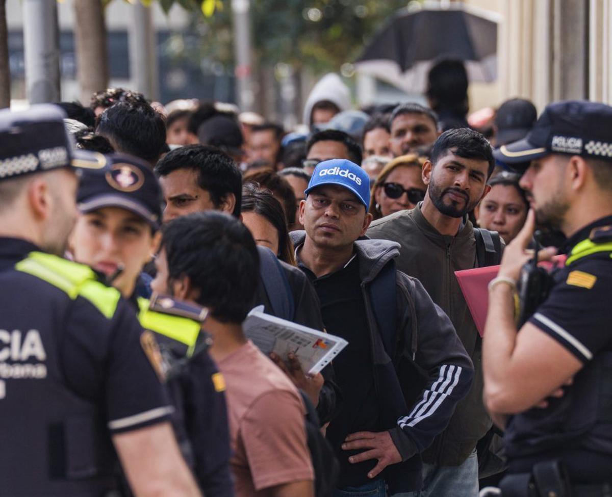 Cues de set hores i confusió a BCN en l’operatiu per assessorar migrants