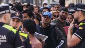 Cues de set hores i confusió a BCN en l’operatiu per assessorar migrants