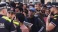 Cues de set hores i confusió a BCN en l’operatiu per assessorar migrants