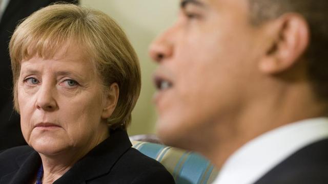 Angela Merkel observa a Barack Obama, en una imagen del 2009, en Washington.