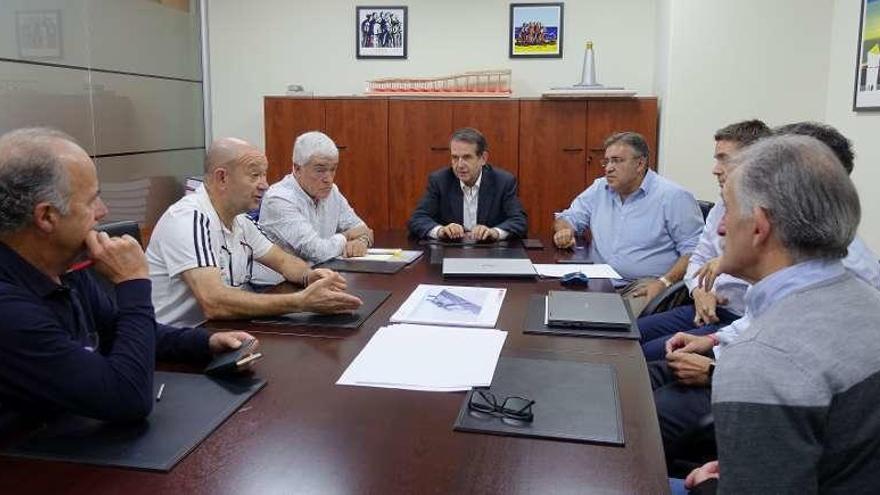 El alcalde vigués, Abel Caballero, en el centro, durante la reunión con la Federación de Peñas. // FdV