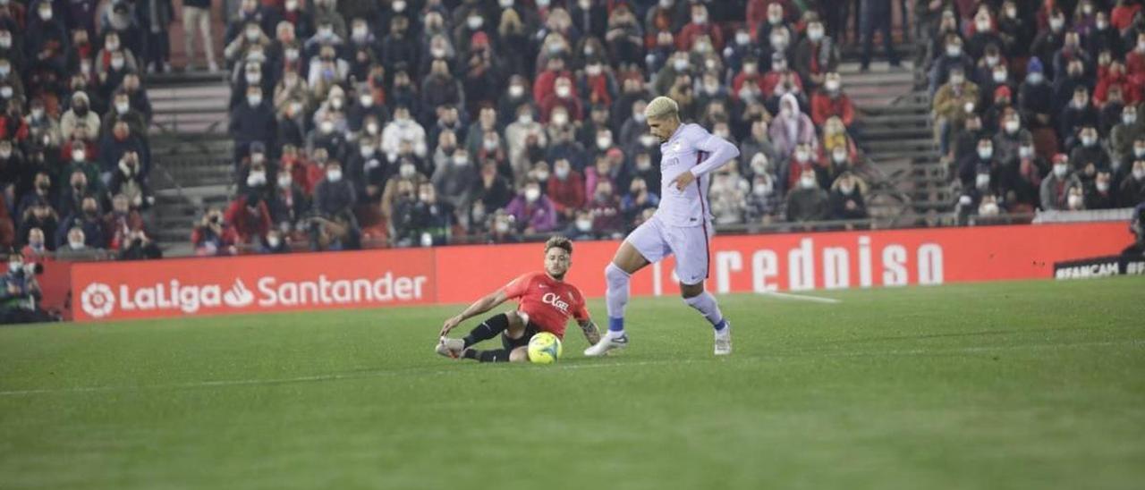 Una jugada en el partido Mallorca - Barcelona