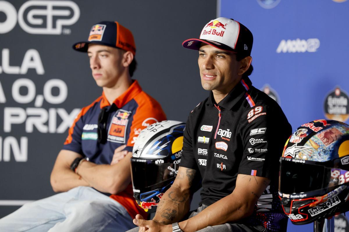 JEREZ DE LA FRONTERA (CÁDIZ), 23/04/2026.- Los pilotos españoles de MotoGP Pedro Acosta (i) y Jorge Martín durante la rueda de prensa previa al Gran Premio de España de Motociclismo, este jueves en Jerez de la Frontera. EFE/ José Manuel Vidal