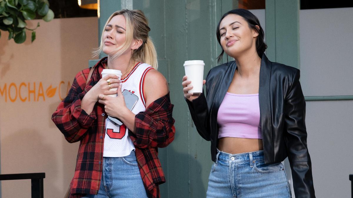 Hilary Duff y Francia Raisa, en 'Cómo conocí a tu padre'