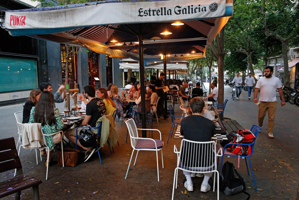 Ambiente en una terraza de Enric Granados, este jueves, 9 de junio.