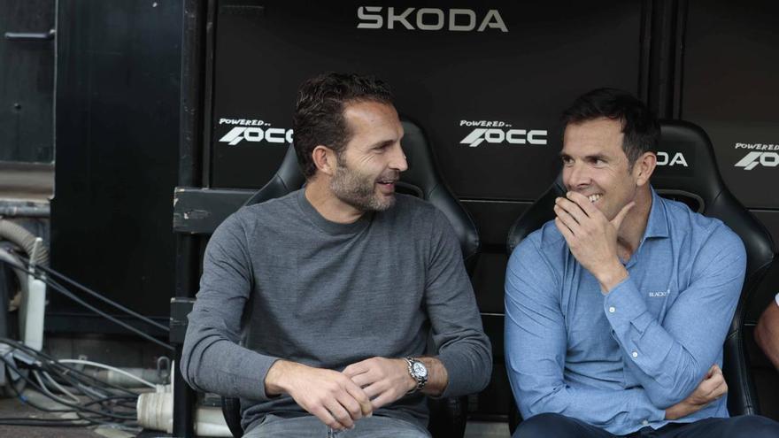 Rubén Baraja y Carlos Marchena en el banquillo de Mestalla frente al Real Madrid