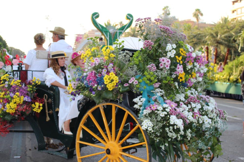 Tres generaciones de falleras en la Batalla de Flores