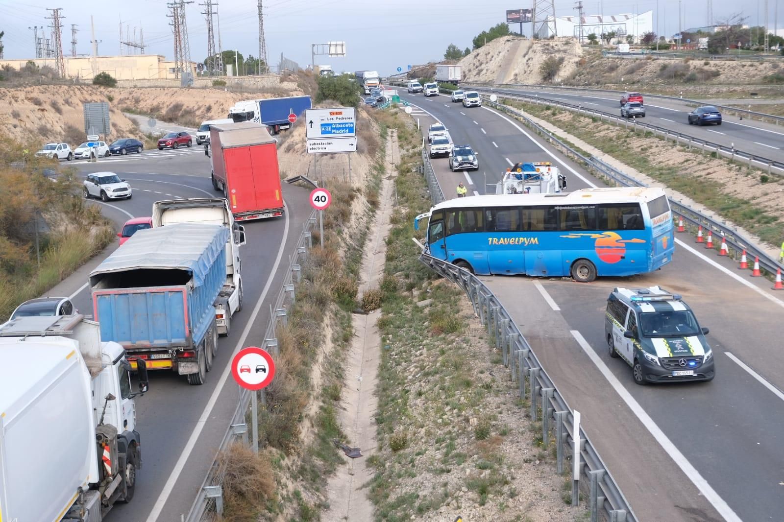 Un autobús invade el sentido contrario en la A31 a la altura del polígono Les Pedreres de Petrer