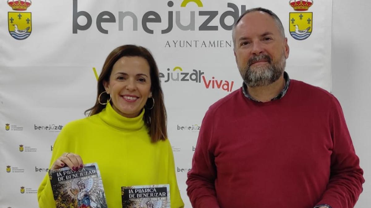 La alcaldesa Rosa García y el concejal de Turismo Manuel Parra en la presentación de la oferta de Fitur 2023 de Benejúzar