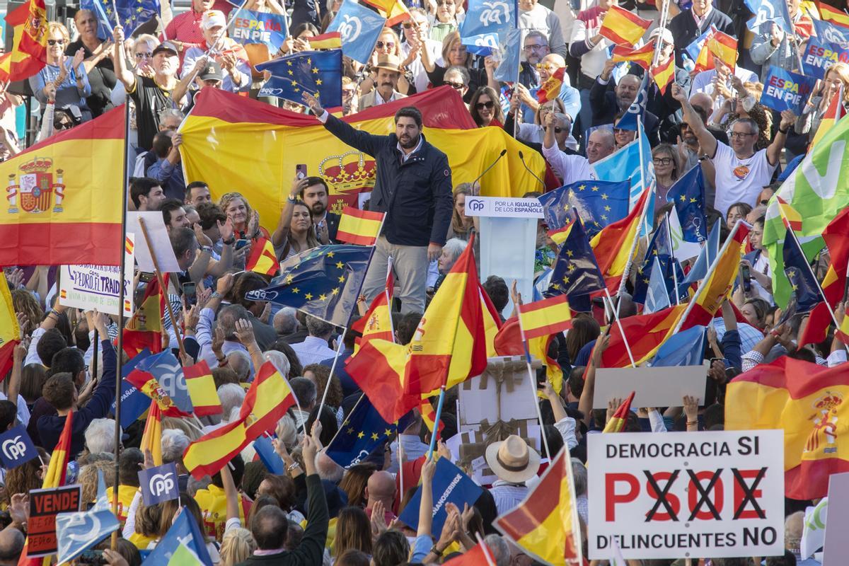 Cientos de personas abarrotan el centro de Murcia en protesta por los pactos de investidura