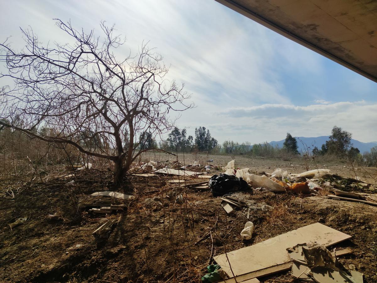 Desechos en el cauce del Guadalhorce.