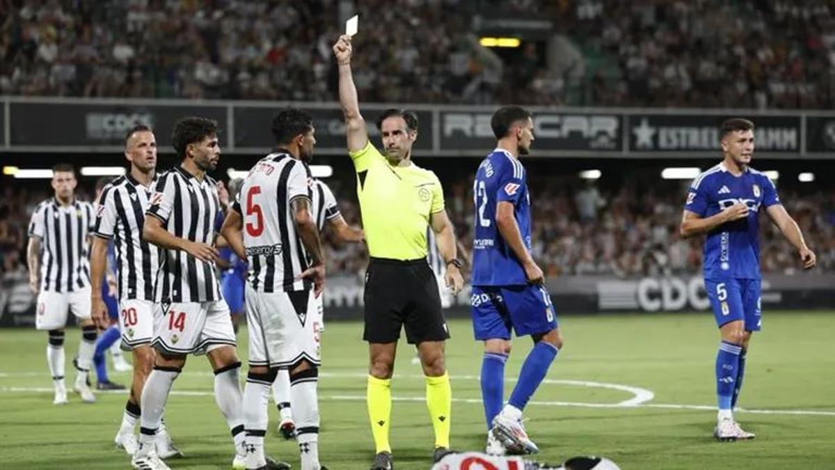Jon Ander González Esteban amonesta a Alberto Jiménez en el Castellón-Oviedo de la pasada campaña.