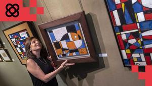 Mariana Draper da los últimos retoques a la expo de Torres García horas antes de la inauguración.