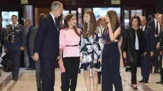 Guiño de la Reina Letizia en Oviedo al cáncer de mamá con una blusa rosa y pantalón ejecutivo