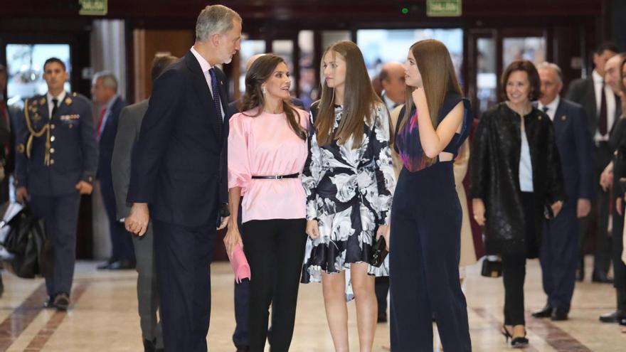 Guiño de la Reina Letizia en Oviedo al cáncer de mama con una blusa rosa y pantalón ejecutivo