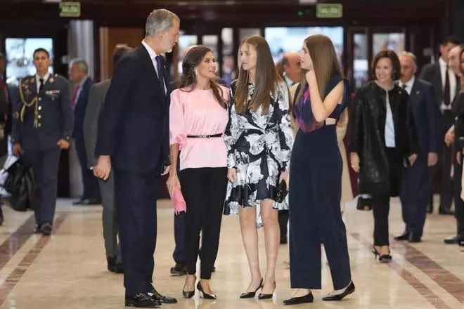 EN IMÁGENES: Los looks de la Reina Letizia, la Princesa Leonor y la Infanta Sofía en el concierto de los Premios Princesa