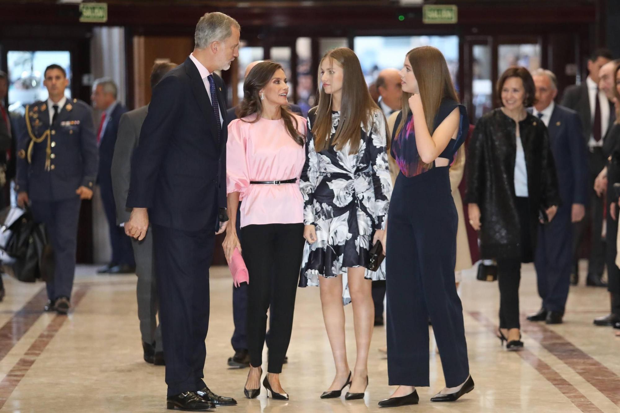 EN IMÁGENES: La Familia Real asiste en Oviedo al concierto de los premios "Princesa de Asturias"