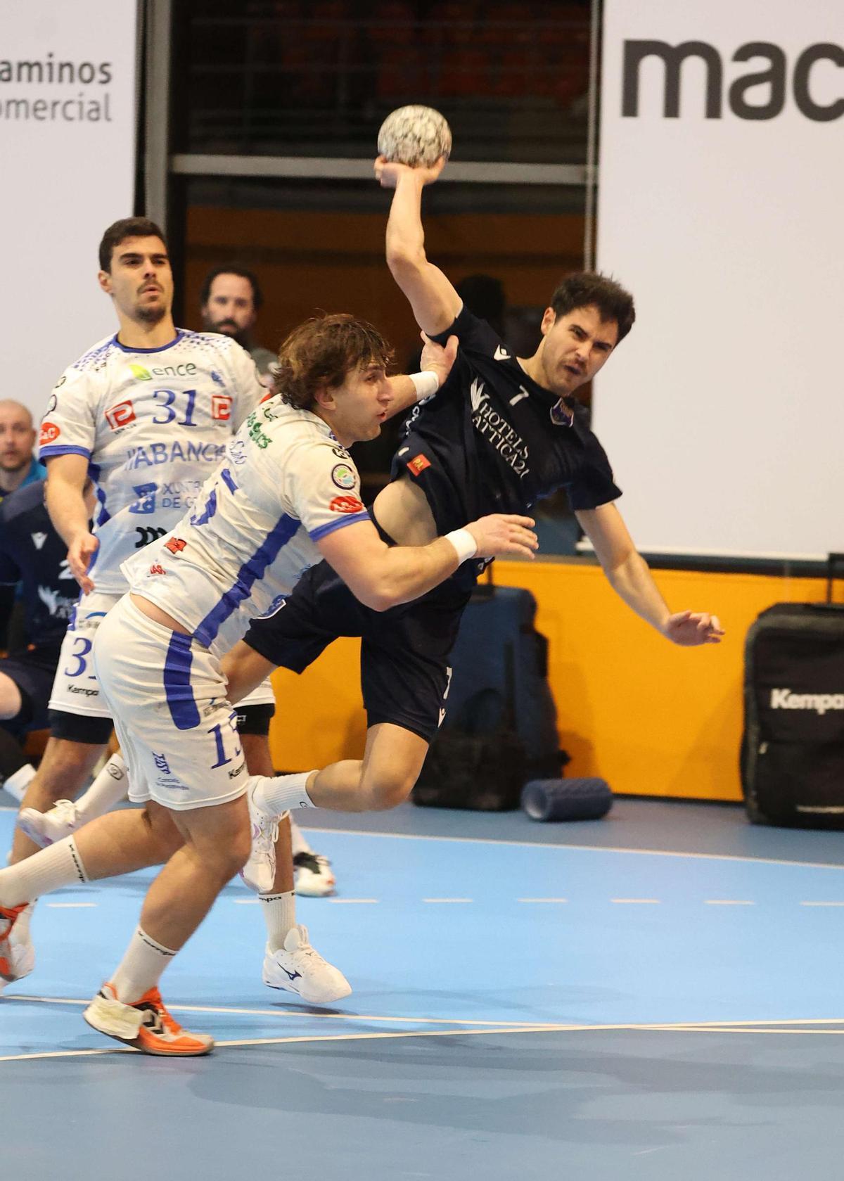 El OAR doblega al Cisne(27-20) con una defensa a prueba de bombas