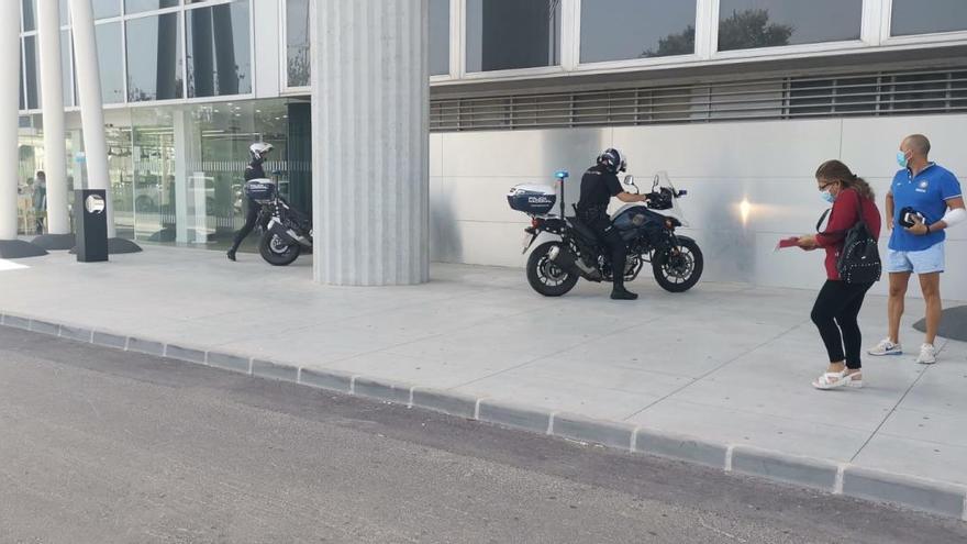 Agentes de Policía, hoy en la puerta del Virgen de la Caridad.