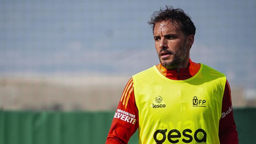 El capitán del Real Murcia llama a la calma: &quot;Aún quedan 14 partidos para ser primeros&quot;