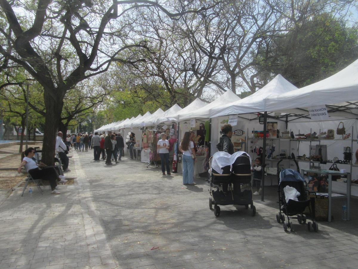 Algunas de las paradas de la Feria de Comercio, sábado por la mañana, de Burjassot.
