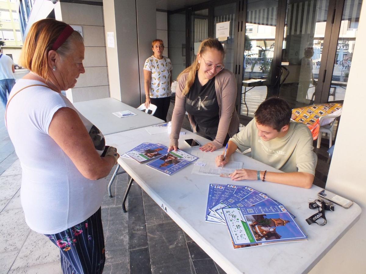 El libro de fiestas ha salido ya a la venta y y podrá adquirirse en la puerta del Ayuntamiento.