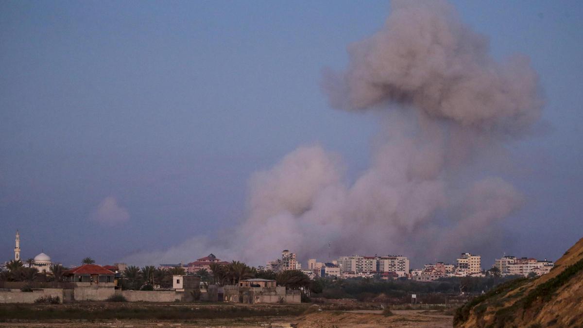 Una columan de humo durante un ataque de Israel sobre Gaza.