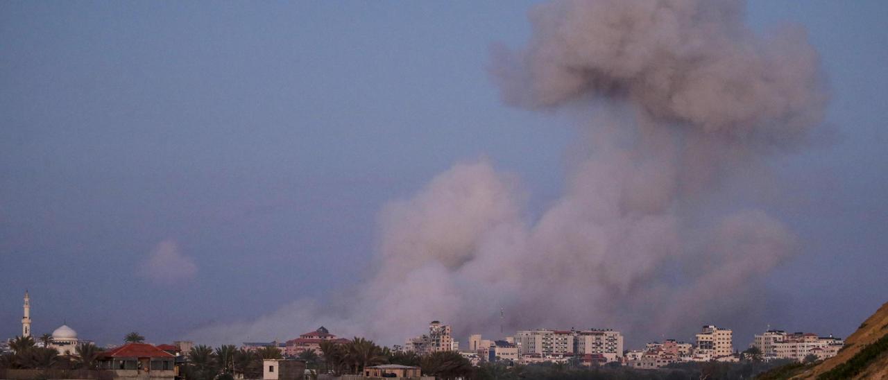 Una columan de humo durante un ataque de Israel sobre Gaza.