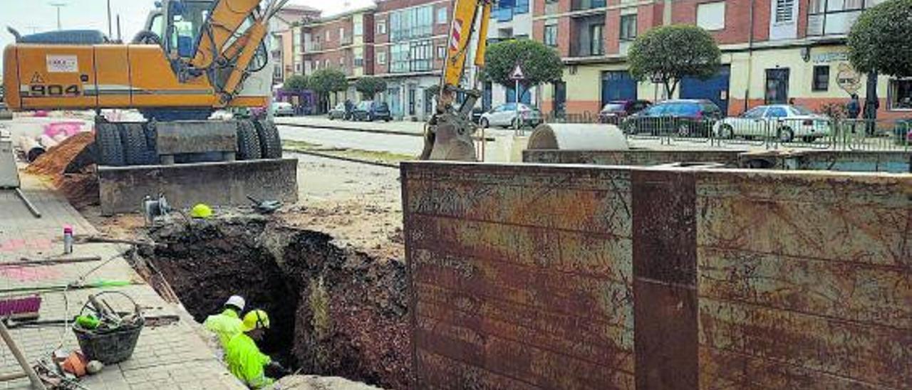 Trabajadores de la adjudicataria del proyecto ejecutan las obras de refuerzo de los nodos de saneamiento. | M. J. C.