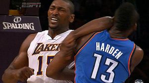 Metta World Peace pega un brutal cop de colze a James Harden