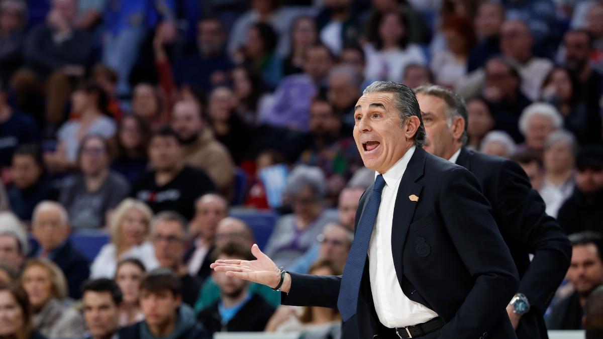 El entrenador del Real Madrid, Sergio Scariolo, durante el partido de la Liga Endesa ante Unicaja