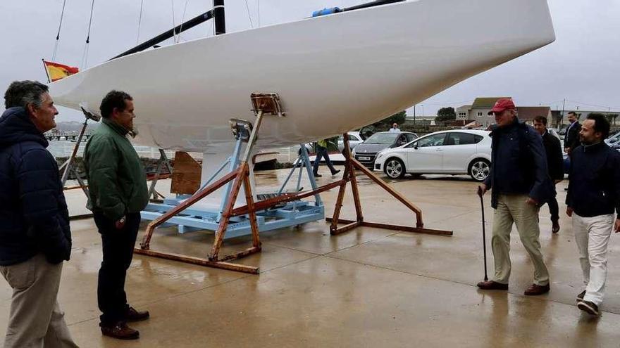 Momentos en que el rey emérito llega a Porto Meloxo para conocer el nuevo barco 6M con el que competirá. // Muñiz