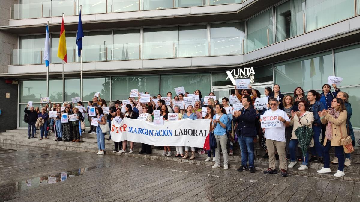 Protesta del colectivo de trabajadores sociosanitaris de la Xunta en Vigo, hoy.