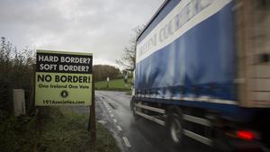 Un camión pasa por un letrero contra la instauración de una frontera física entre la dos Irlandas.