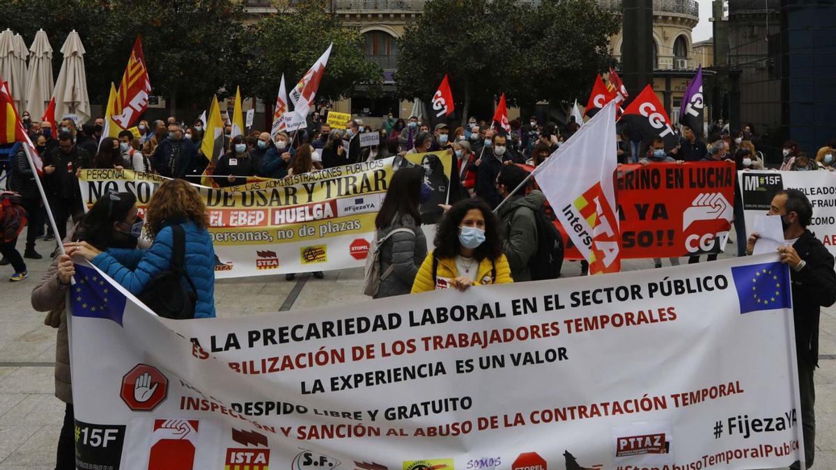 Los trabajadores temporales de la Administración protestaron ayer en Zaragoza frente a la Delegación de Gobierno.  |