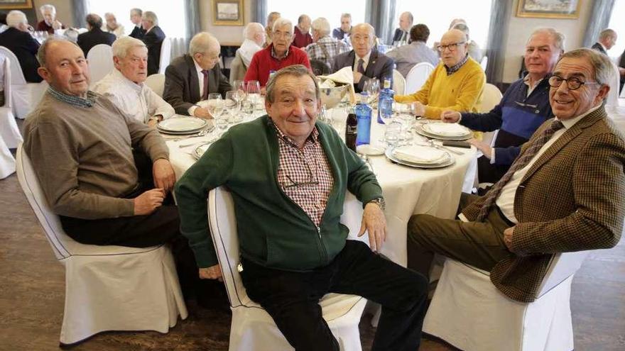 Asistentes al reencuentro anual de exalumnos de la academia Ojanguren, ayer, en Casa Lobato.