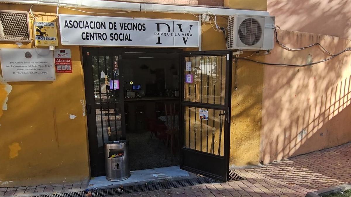 Acceso al local social de La Viña de Lorca.